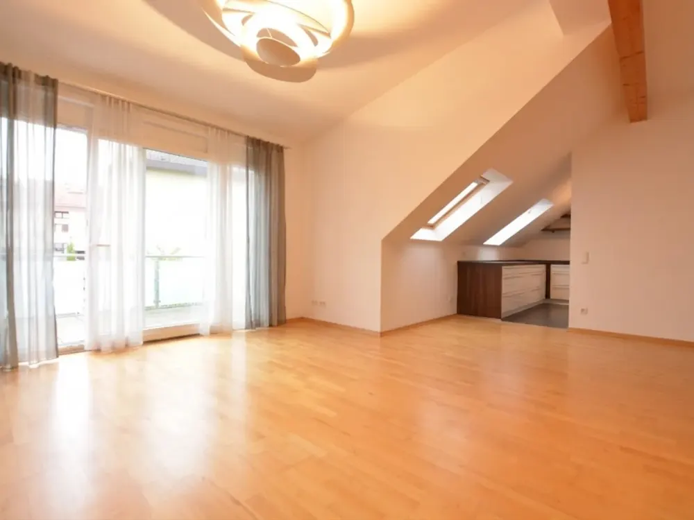 Lichtdurchflutete Dachgeschosswohnung 3,5 Zi. - hohe Decken und angenehm kühl im Sommer