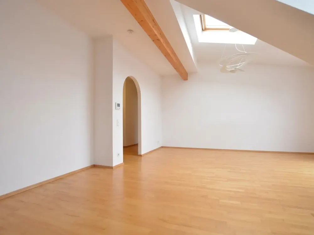 Lichtdurchflutete Dachgeschosswohnung 3,5 Zi. - hohe Decken und angenehm kühl im Sommer