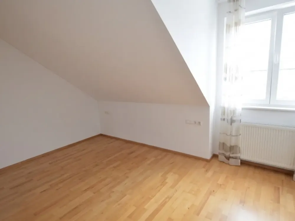 Lichtdurchflutete Dachgeschosswohnung 3,5 Zi. - hohe Decken und angenehm kühl im Sommer