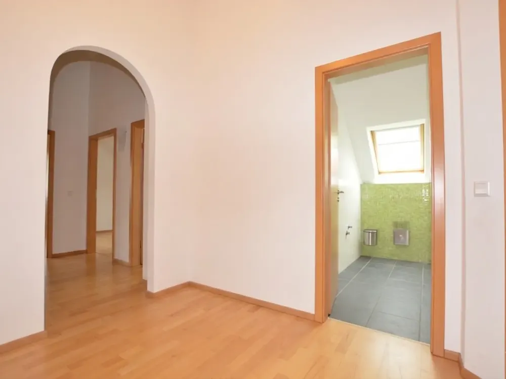 Lichtdurchflutete Dachgeschosswohnung 3,5 Zi. - hohe Decken und angenehm kühl im Sommer