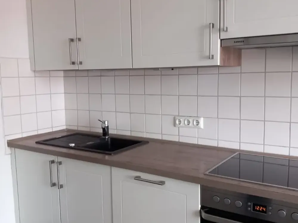 Großzügig geschnittene Altbauwohnung in günstiger Lage - WG-geeignet!