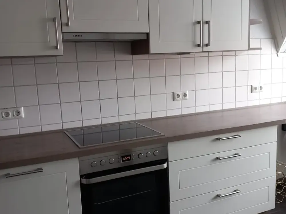 Großzügig geschnittene Altbauwohnung in günstiger Lage - WG-geeignet!