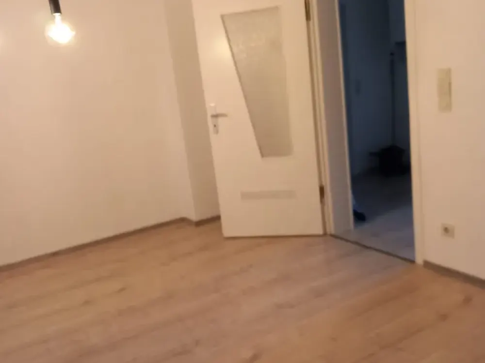 Großzügig geschnittene Altbauwohnung in günstiger Lage - WG-geeignet!