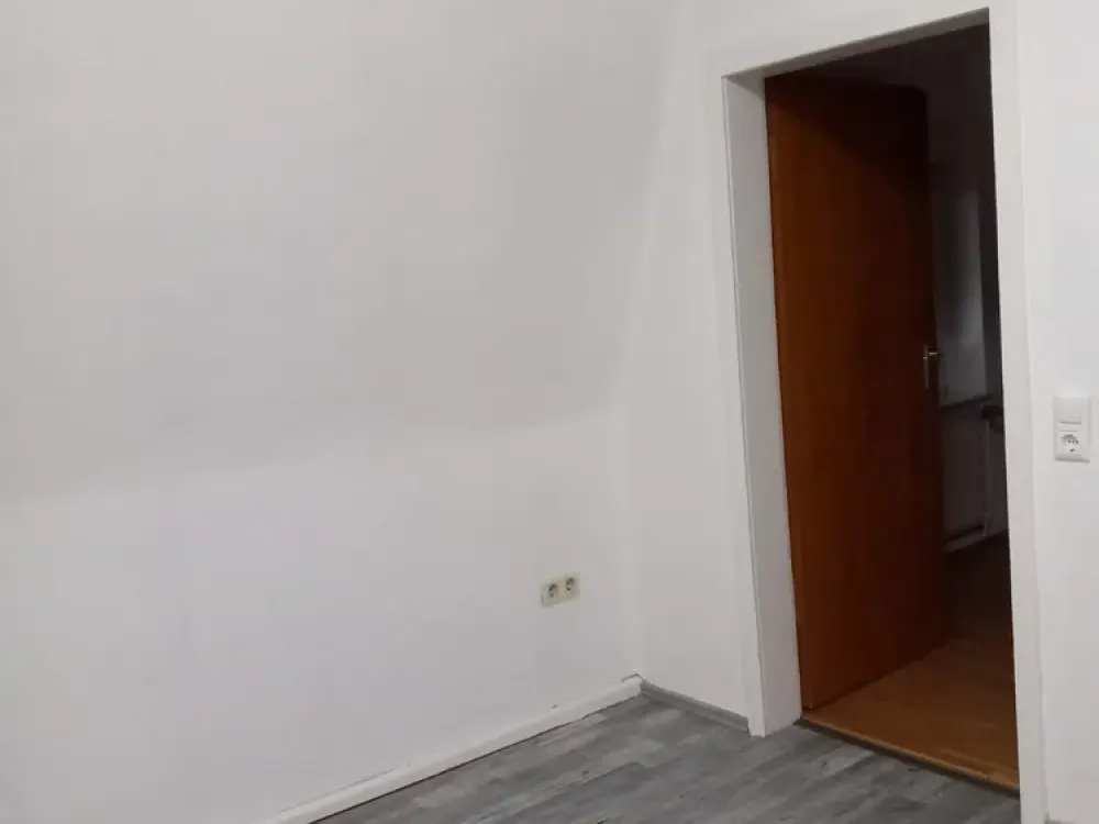 Großzügig geschnittene Altbauwohnung in günstiger Lage - WG-geeignet!