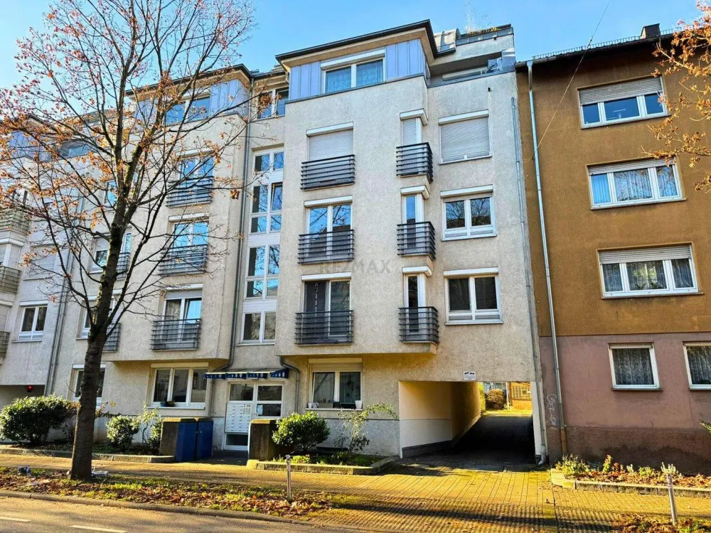 Möblierte Zwei Zimmer Wohnung mit Balkon und Stellplatz