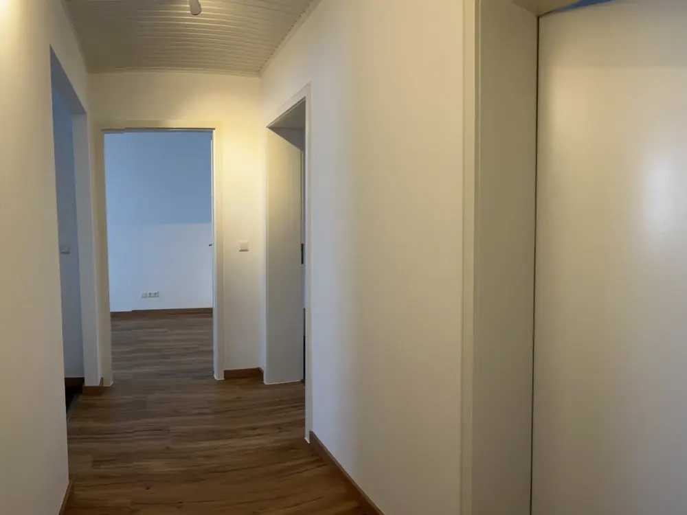 شقة مشرقة من 3 غرف في شارع Seilerstr. مع جراج وشرفة ومطبخ مجهز في أفضل موقع في حي Südstadt