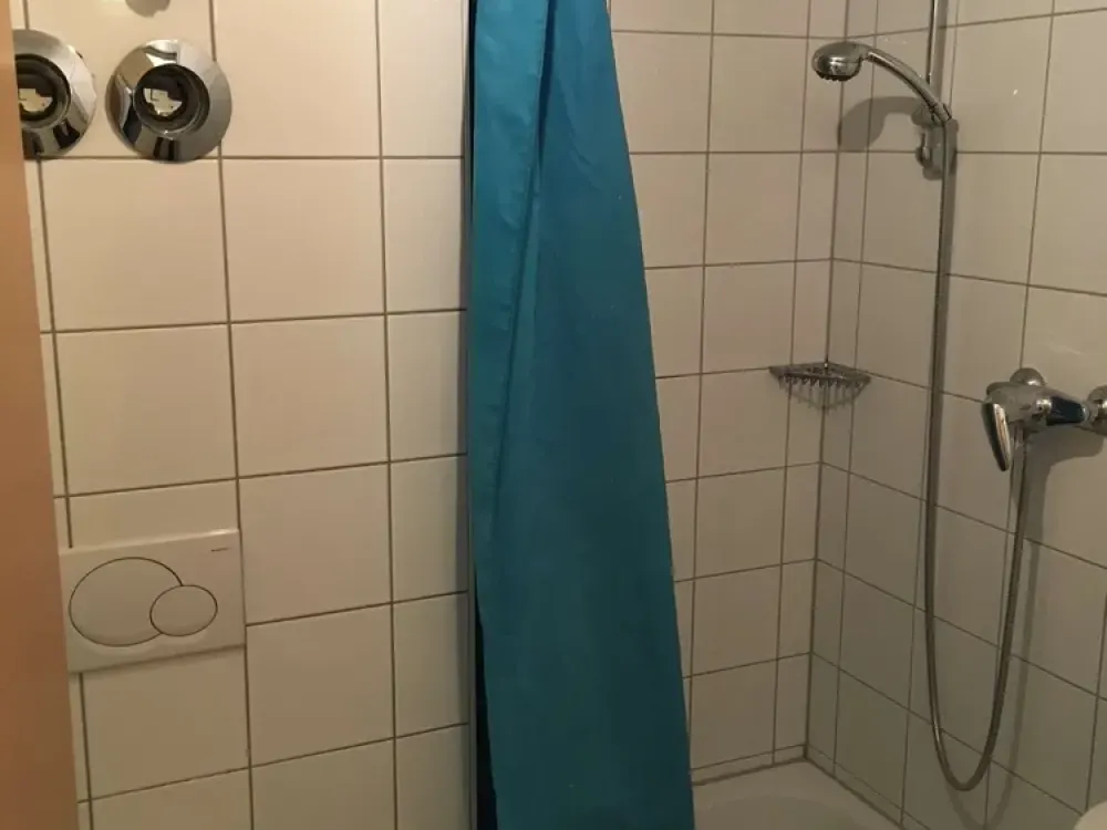 4 Studenten/Studentinnen !! WG - Wohnung mit 4 Räumen, 2 Bäder und EBK in Stuttgart/Berliner Platz