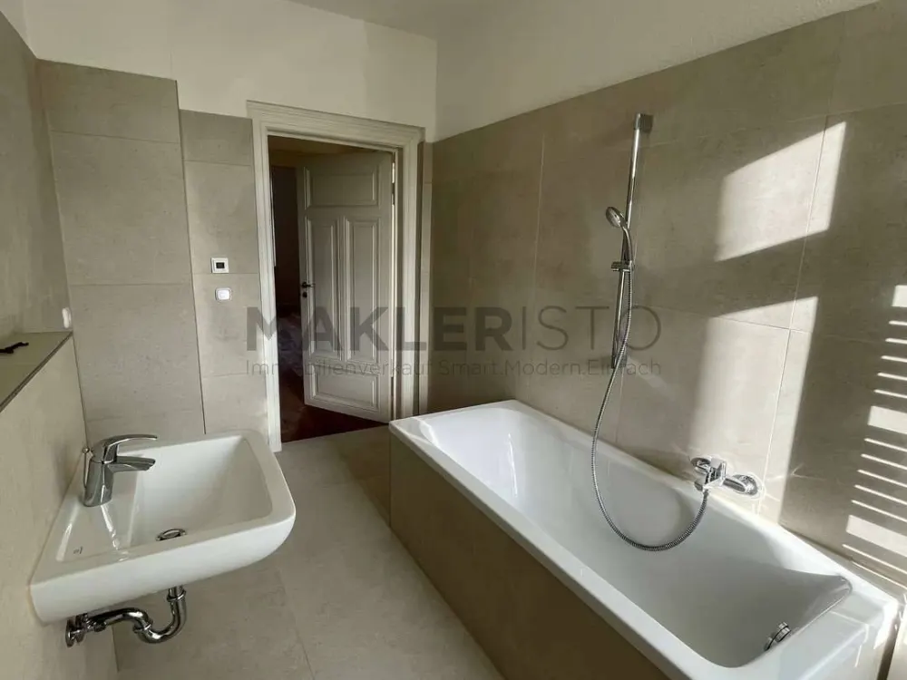 **Barrierefreie, frisch modernisierte 2-Zimmer-Wohnung mit Tageslichtbad & zukünftigem Balkon**