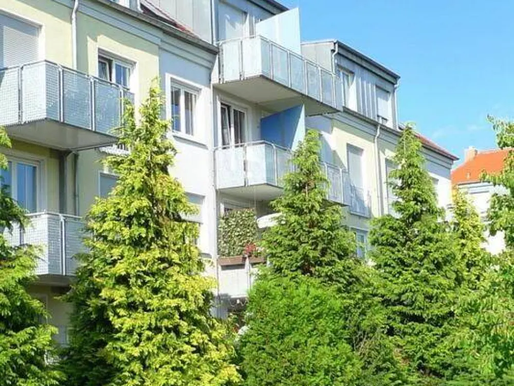 Ab Nov. 2026: Gemütliche 2-Zi.-Dachwohnung mit Balkon und Parkett * Einbauküche soll abgelöst werden