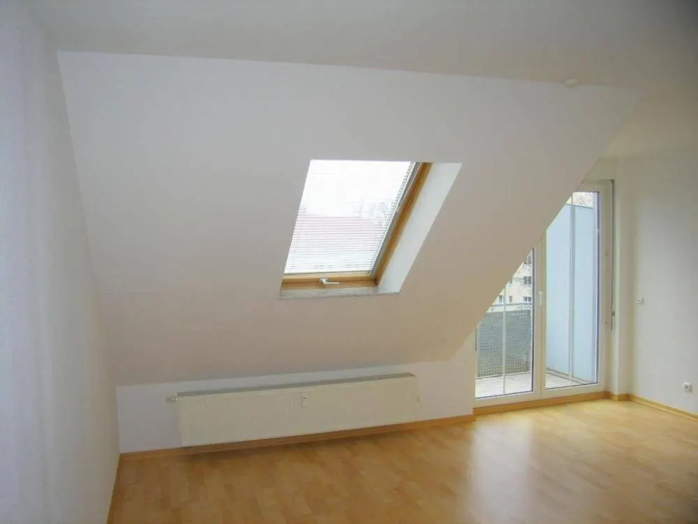 Ab Nov. 2026: Gemütliche 2-Zi.-Dachwohnung mit Balkon und Parkett * Einbauküche soll abgelöst werden