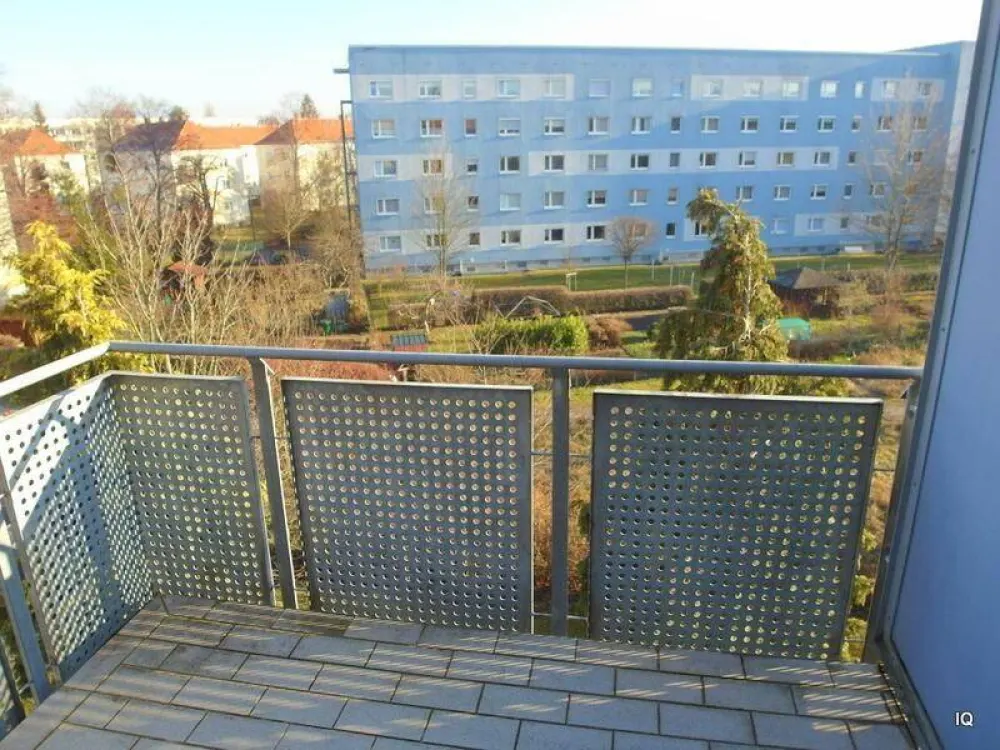 Ab Nov. 2026: Gemütliche 2-Zi.-Dachwohnung mit Balkon und Parkett * Einbauküche soll abgelöst werden