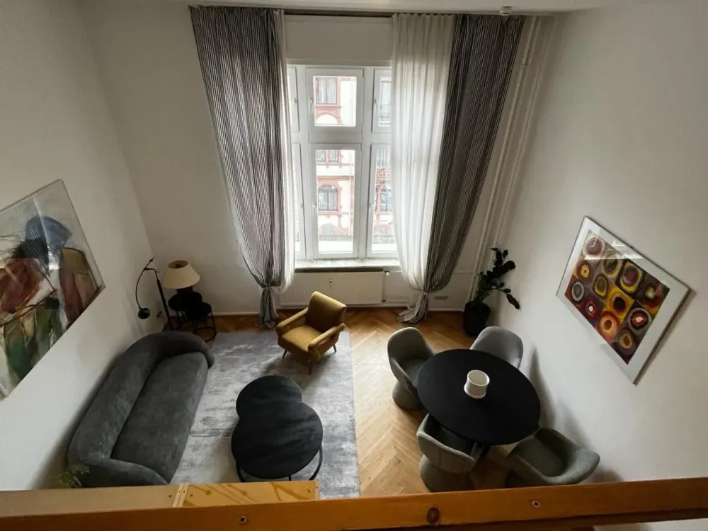 Lichtdurchflutete 2,5 Zi Altbauwohnung mit Balkon und Empore