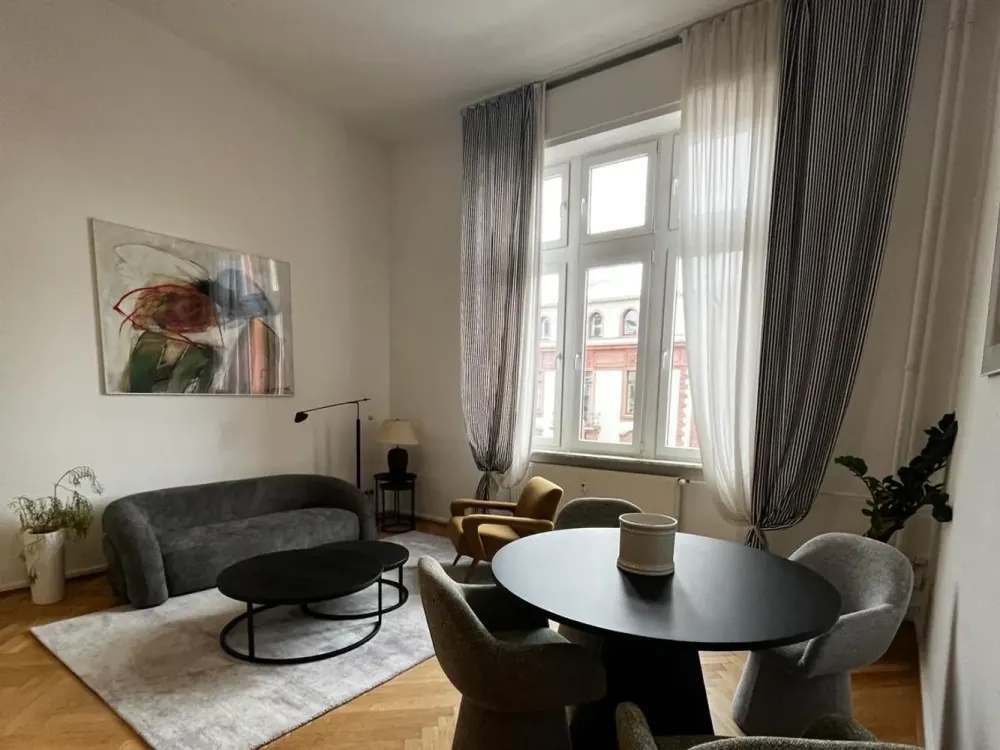 Lichtdurchflutete 2,5 Zi Altbauwohnung mit Balkon und Empore