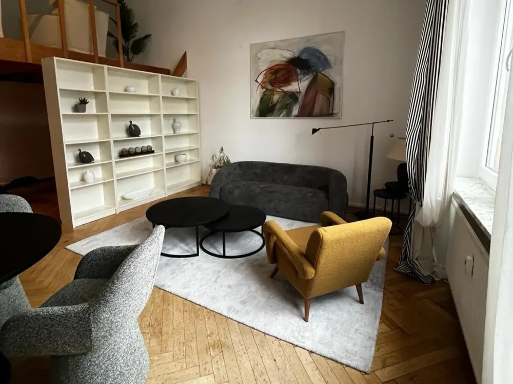 Lichtdurchflutete 2,5 Zi Altbauwohnung mit Balkon und Empore