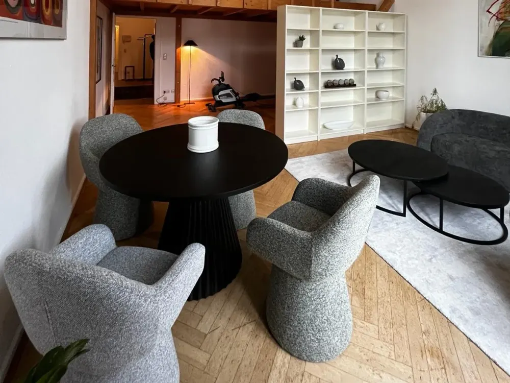 Lichtdurchflutete 2,5 Zi Altbauwohnung mit Balkon und Empore