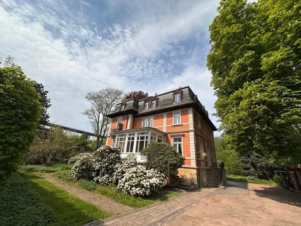 Extravagant 4-Room Apartment in Idyllic Quiet and Green Location