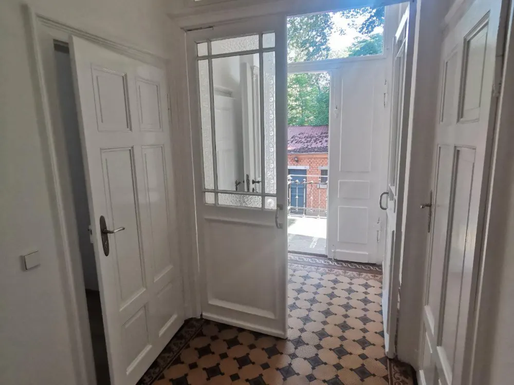 Extravagant 4-Room Apartment in Idyllic Quiet and Green Location