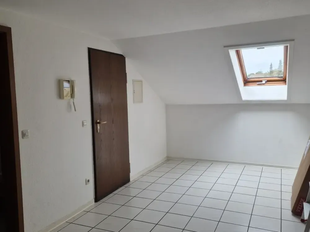 Leichlingen - großzügige gut geschnittene 2-Zimmer-DG Whg. ohne Balkon u. Kellerraum