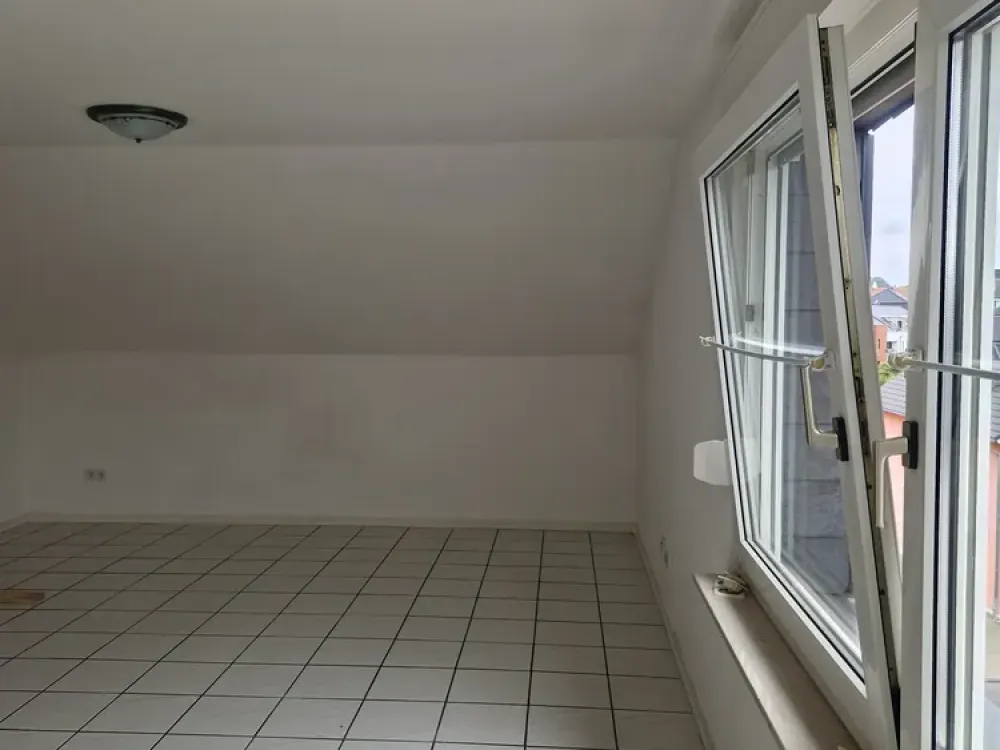 Leichlingen - großzügige gut geschnittene 2-Zimmer-DG Whg. ohne Balkon u. Kellerraum