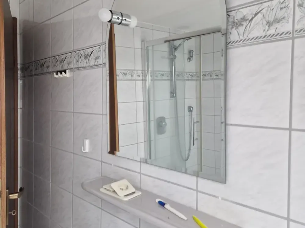 Leichlingen - großzügige gut geschnittene 2-Zimmer-DG Whg. ohne Balkon u. Kellerraum