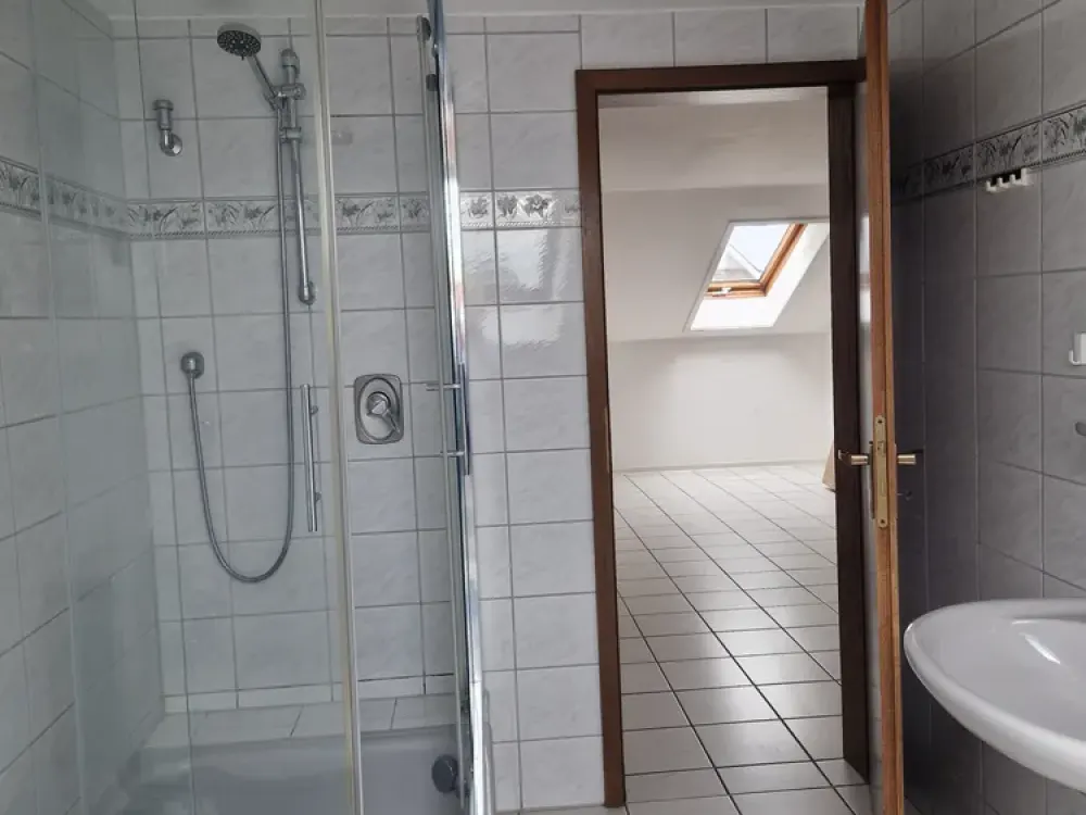 Leichlingen - großzügige gut geschnittene 2-Zimmer-DG Whg. ohne Balkon u. Kellerraum
