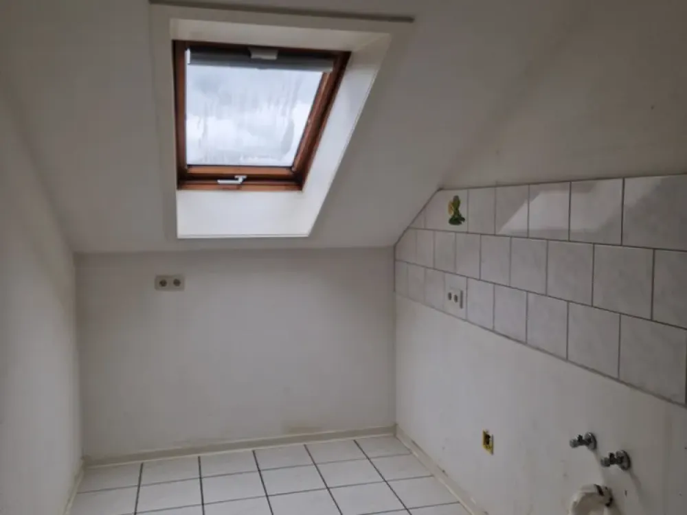 Leichlingen - großzügige gut geschnittene 2-Zimmer-DG Whg. ohne Balkon u. Kellerraum