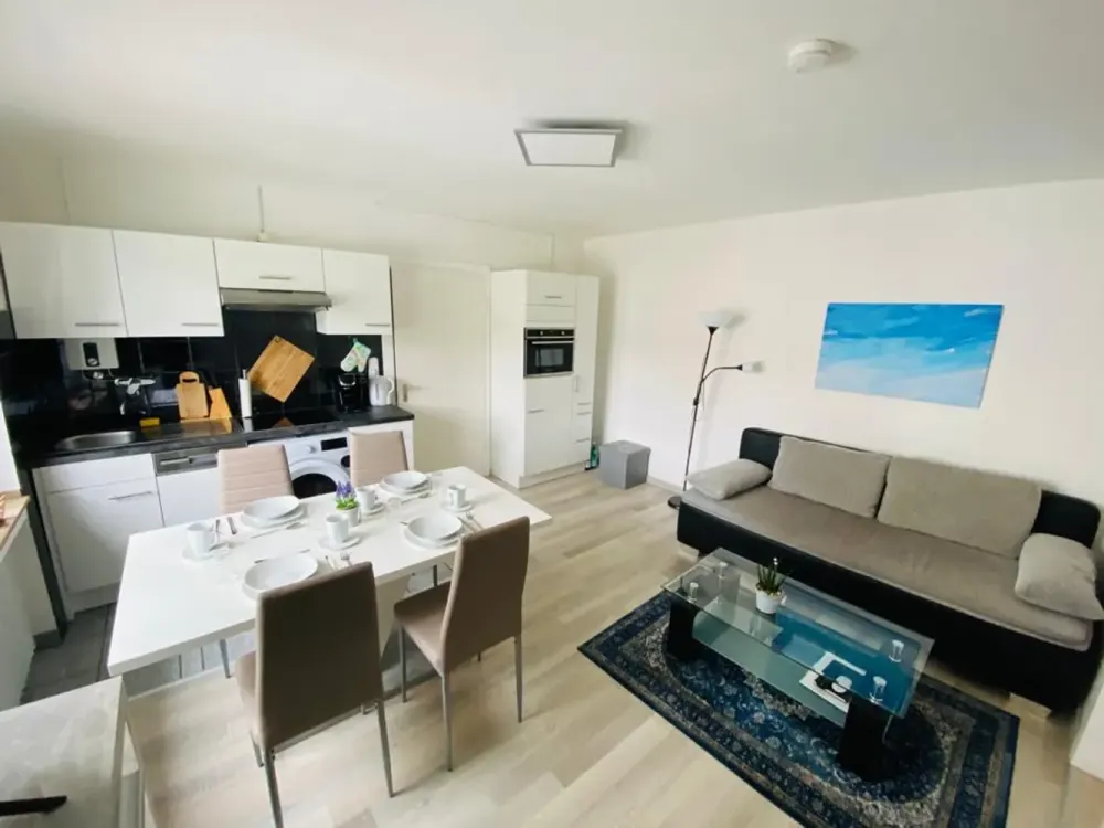 D-Zoo, möbl. 2 Zi. Whg., ruhig, ca. 40qm Wfl. + Keller (1.550€ warm inkl. Strom + I-Net)