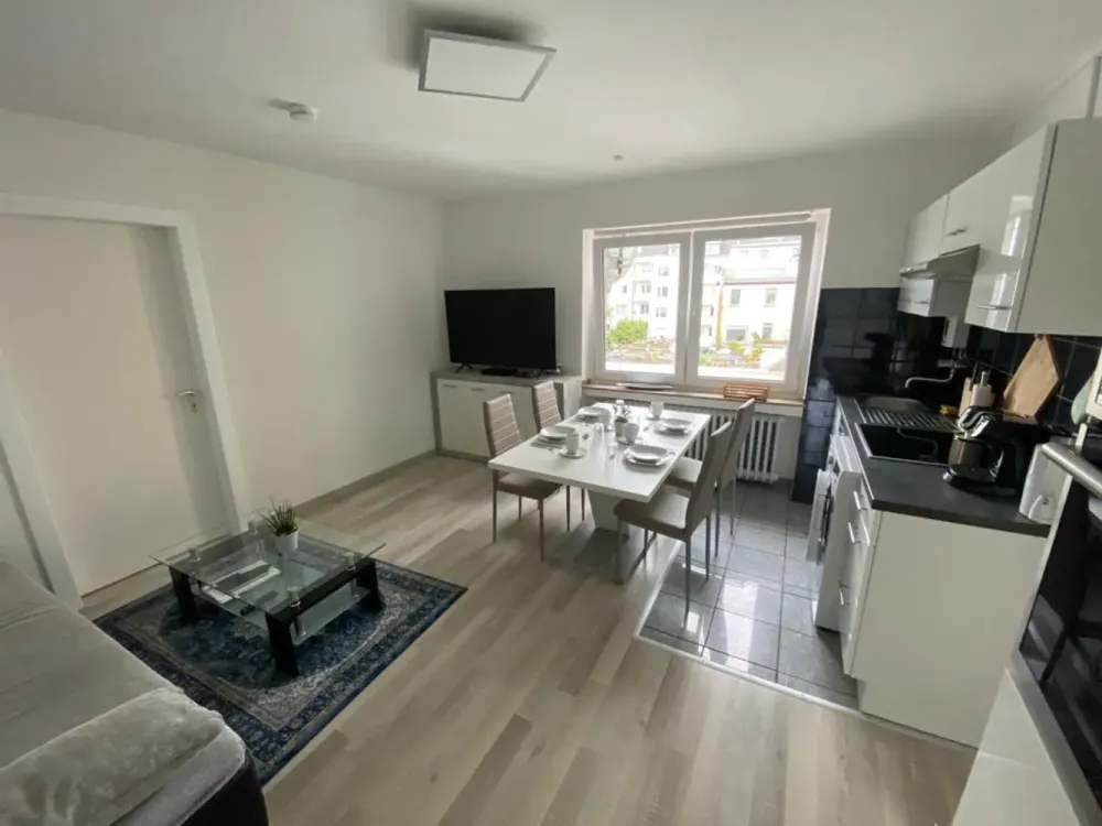 D-Zoo, möbl. 2 Zi. Whg., ruhig, ca. 40qm Wfl. + Keller (1.550€ warm inkl. Strom + I-Net)