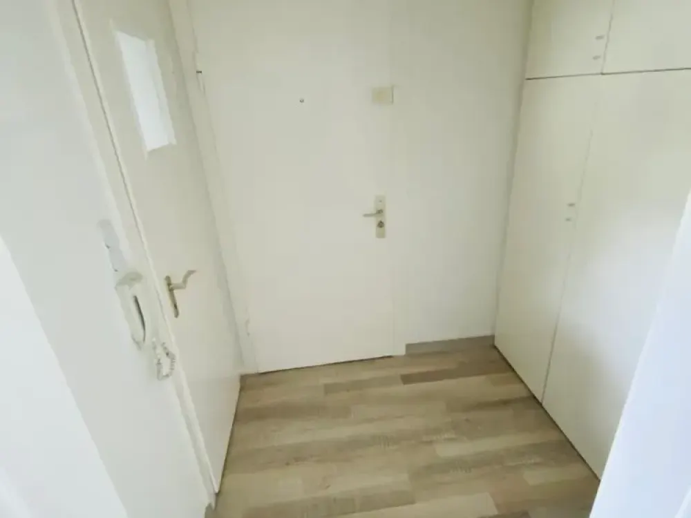 D-Zoo, möbl. 2 Zi. Whg., ruhig, ca. 40qm Wfl. + Keller (1.550€ warm inkl. Strom + I-Net)