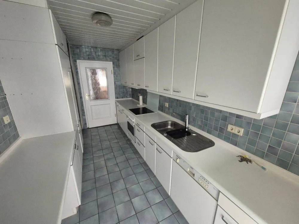 Exklusive 4-Zimmer-Wohnung mit EBK und Stellplatz in Stuttgart