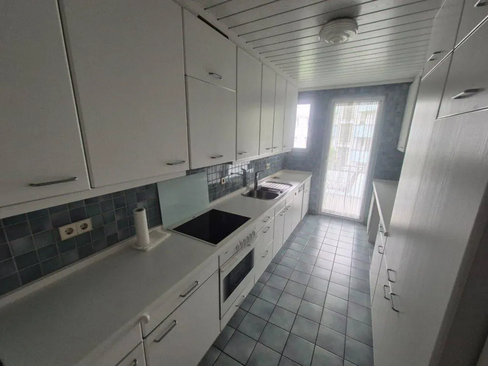 Exklusive 4-Zimmer-Wohnung mit EBK und Stellplatz in Stuttgart