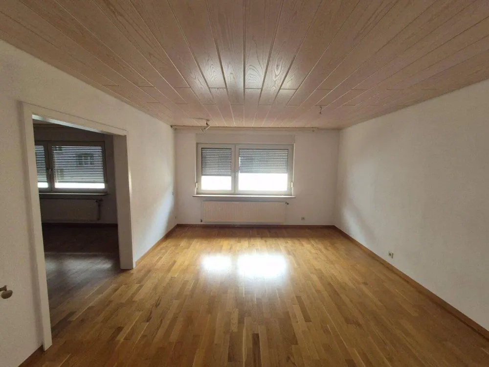Exklusive 4-Zimmer-Wohnung mit EBK und Stellplatz in Stuttgart