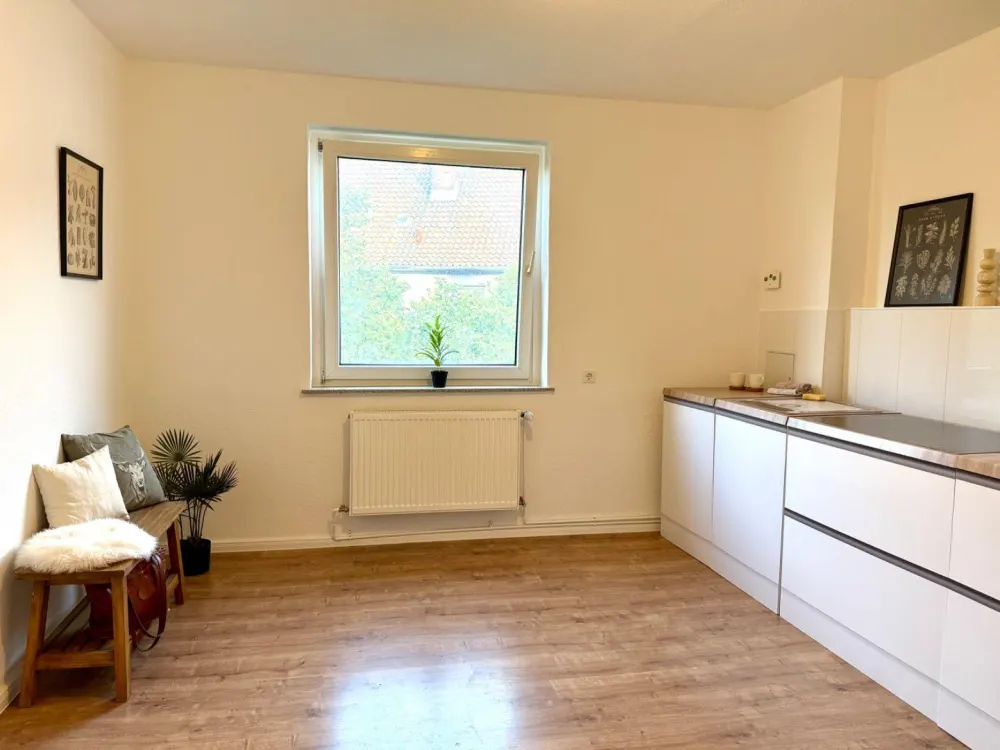 Bright 2-Room Apartment in Quiet Side Street with Good Connections