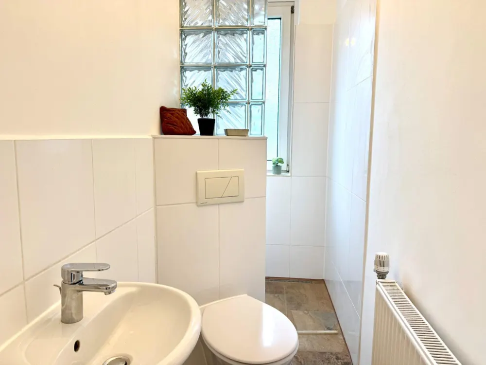 Bright 2-Room Apartment in Quiet Side Street with Good Connections