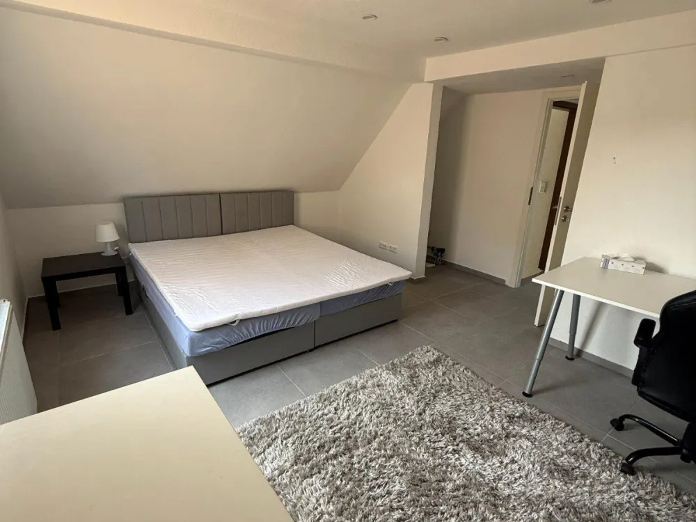 2-Zimmer-DG-Wohnung, kernsaniert, Einbauküche, ab sofort