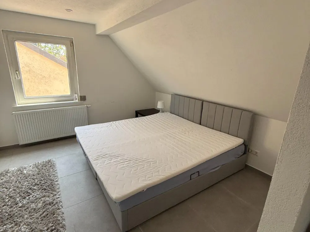 2-Zimmer-DG-Wohnung, kernsaniert, Einbauküche, ab sofort