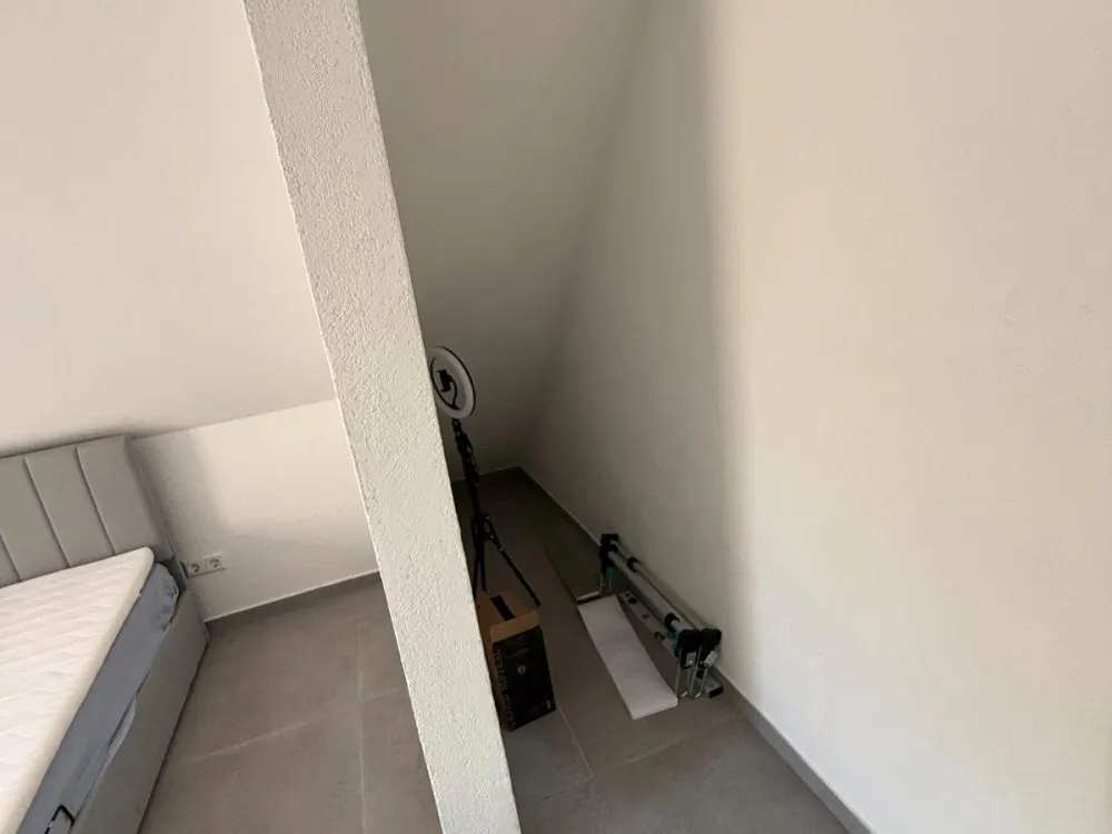 2-Zimmer-DG-Wohnung, kernsaniert, Einbauküche, ab sofort