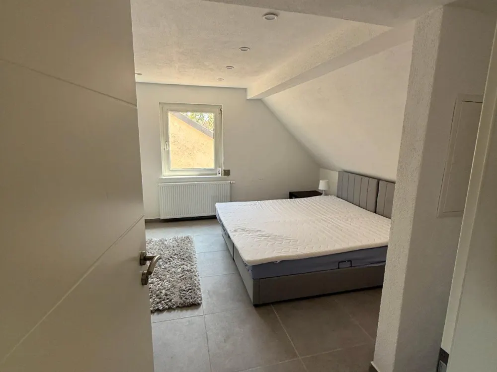 2-Zimmer-DG-Wohnung, kernsaniert, Einbauküche, ab sofort
