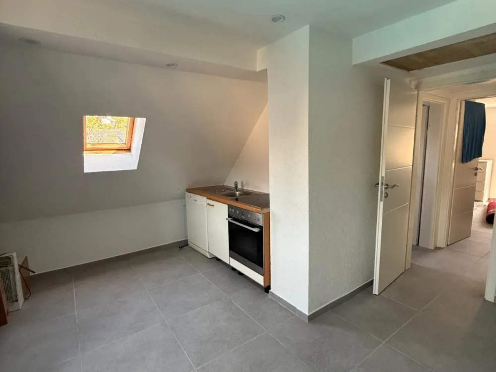 2-Zimmer-DG-Wohnung, kernsaniert, Einbauküche, ab sofort