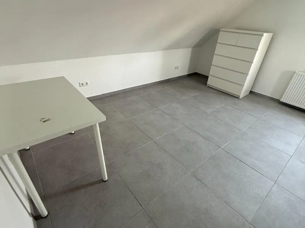 2-Zimmer-DG-Wohnung, kernsaniert, Einbauküche, ab sofort