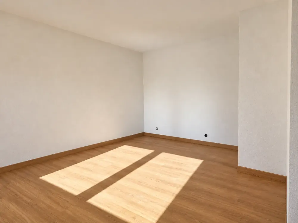 Quiet and Centrally Located Renovated 2-Room Apartment with Balcony in Lindau, Available from 01.11.