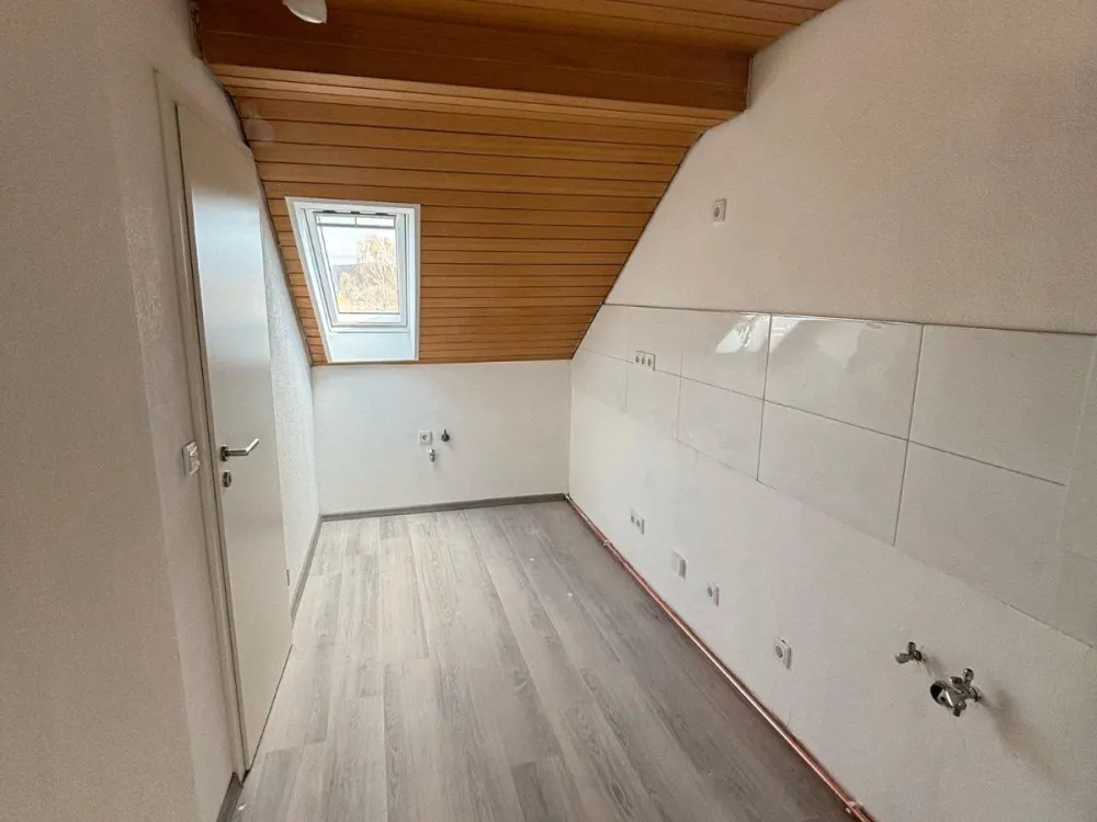 Beautiful Top Floor Apartment, 3 Rooms, Kitchen, Bathroom