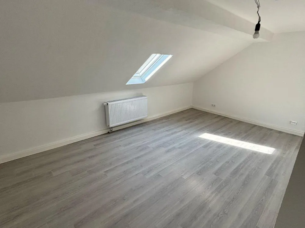 Beautiful Top Floor Apartment, 3 Rooms, Kitchen, Bathroom