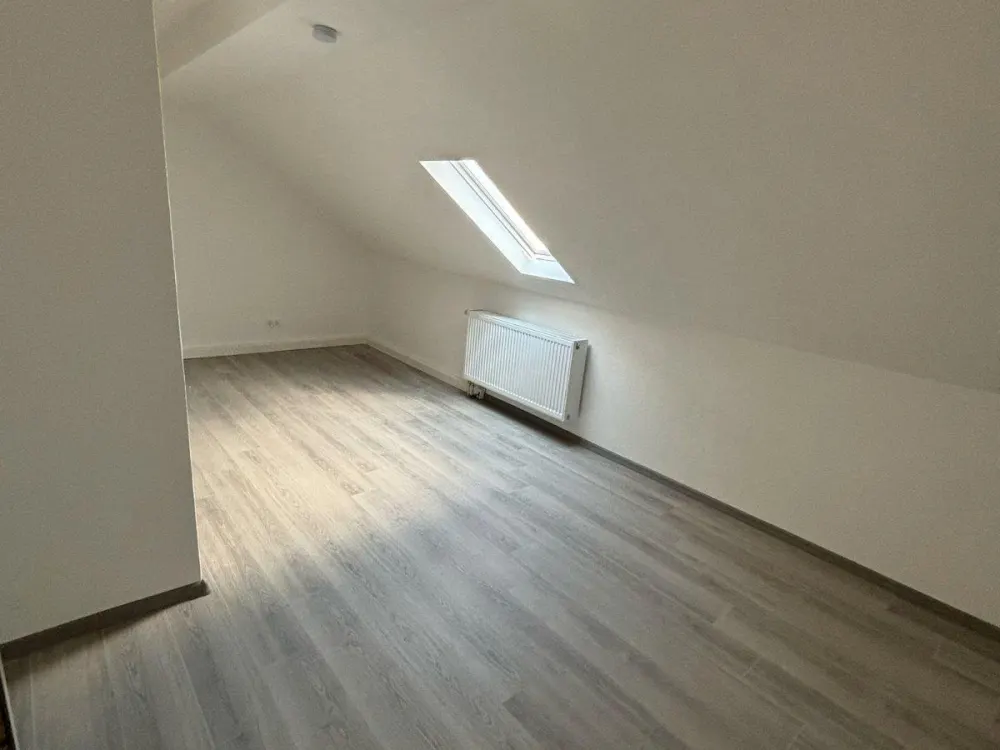 Beautiful Top Floor Apartment, 3 Rooms, Kitchen, Bathroom