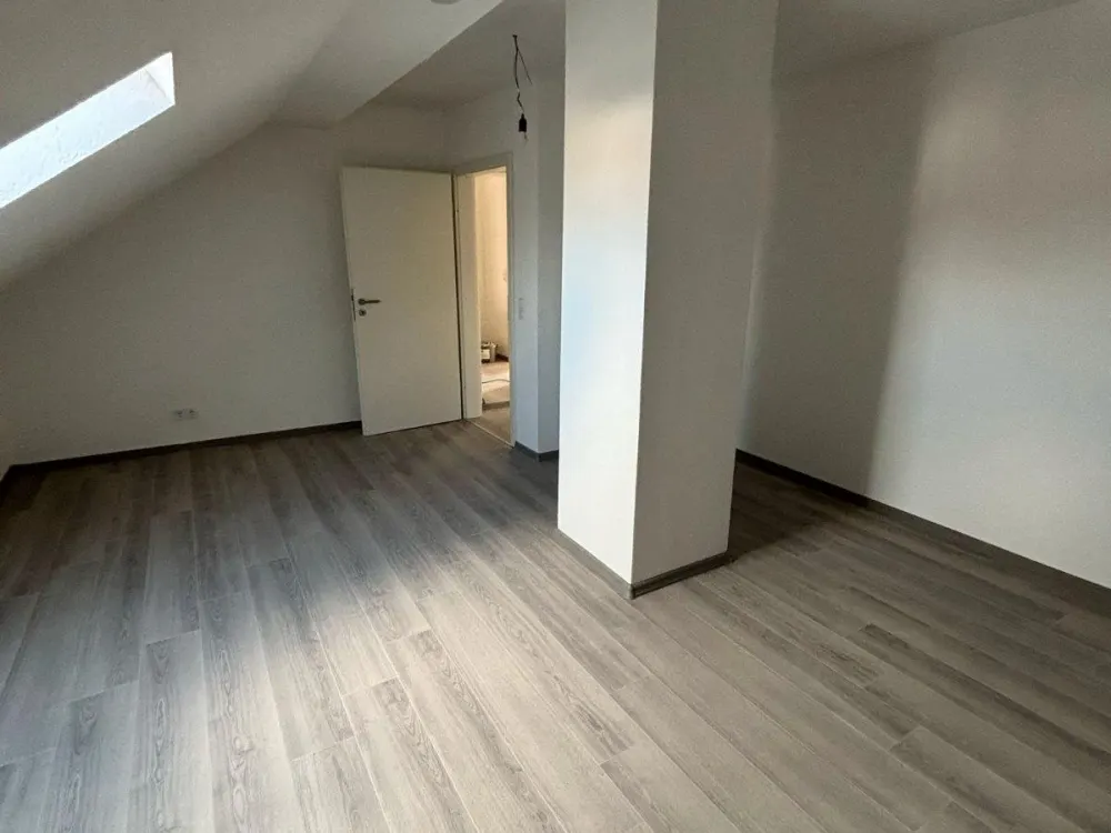 Beautiful Top Floor Apartment, 3 Rooms, Kitchen, Bathroom