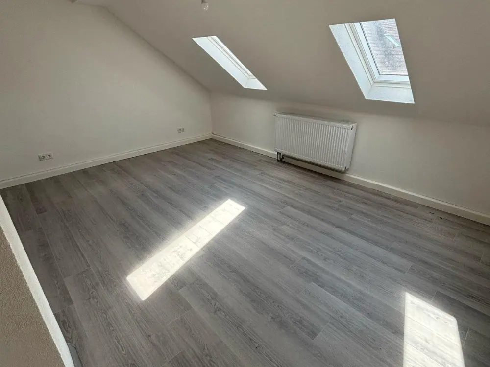Beautiful Top Floor Apartment, 3 Rooms, Kitchen, Bathroom