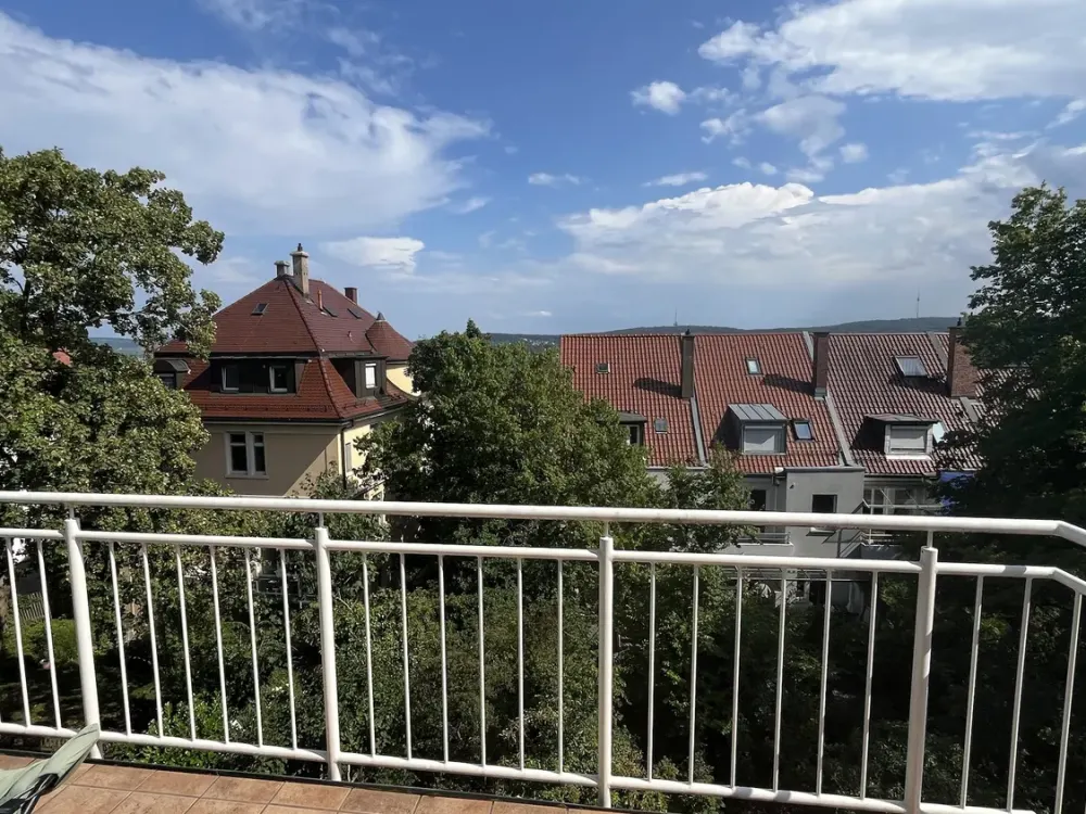 Erstbezug nach Kernsanierung: 2-Zi.-DG-Wohnung mit Südbalkon & Stuttgart-Blick