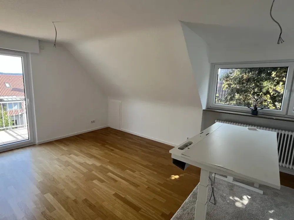 Erstbezug nach Kernsanierung: 2-Zi.-DG-Wohnung mit Südbalkon & Stuttgart-Blick