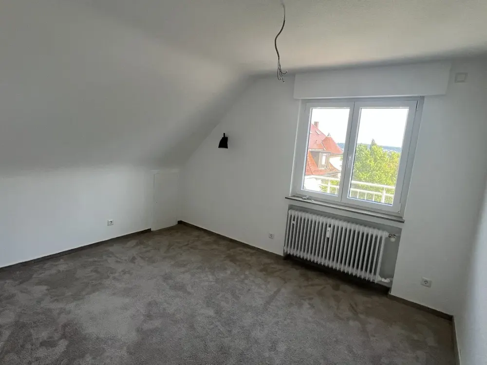 Erstbezug nach Kernsanierung: 2-Zi.-DG-Wohnung mit Südbalkon & Stuttgart-Blick
