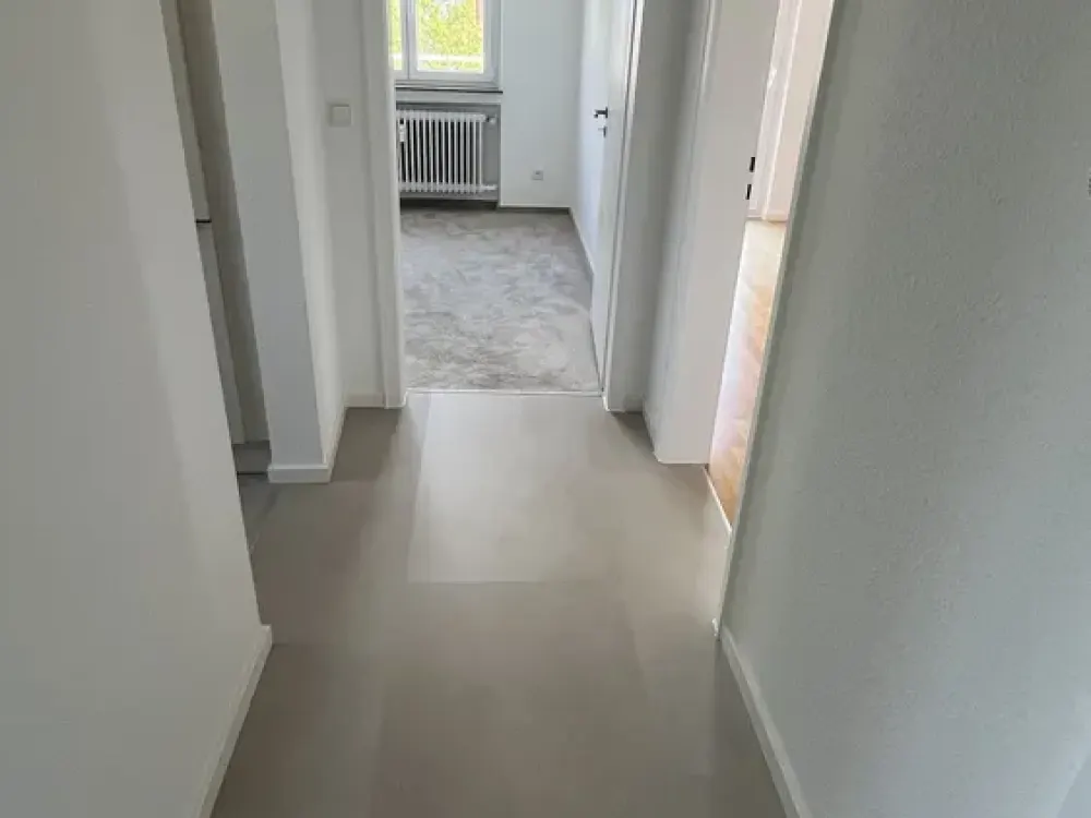 Erstbezug nach Kernsanierung: 2-Zi.-DG-Wohnung mit Südbalkon & Stuttgart-Blick